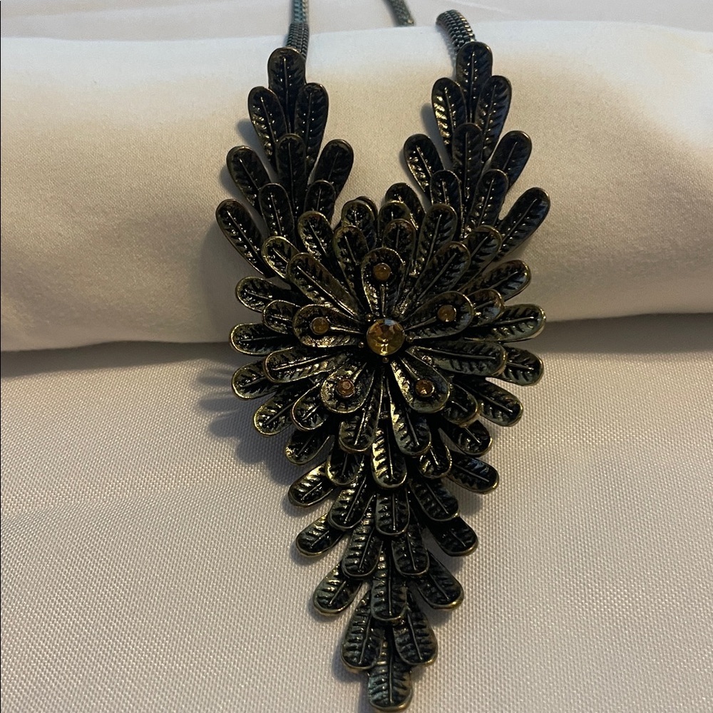 Elegant Gold Pendant Necklace with yellow/bronze ✨ sparkles - Picture 4 of 8